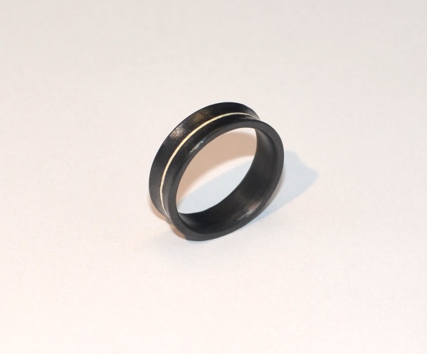 Silver-striped zirconium ring