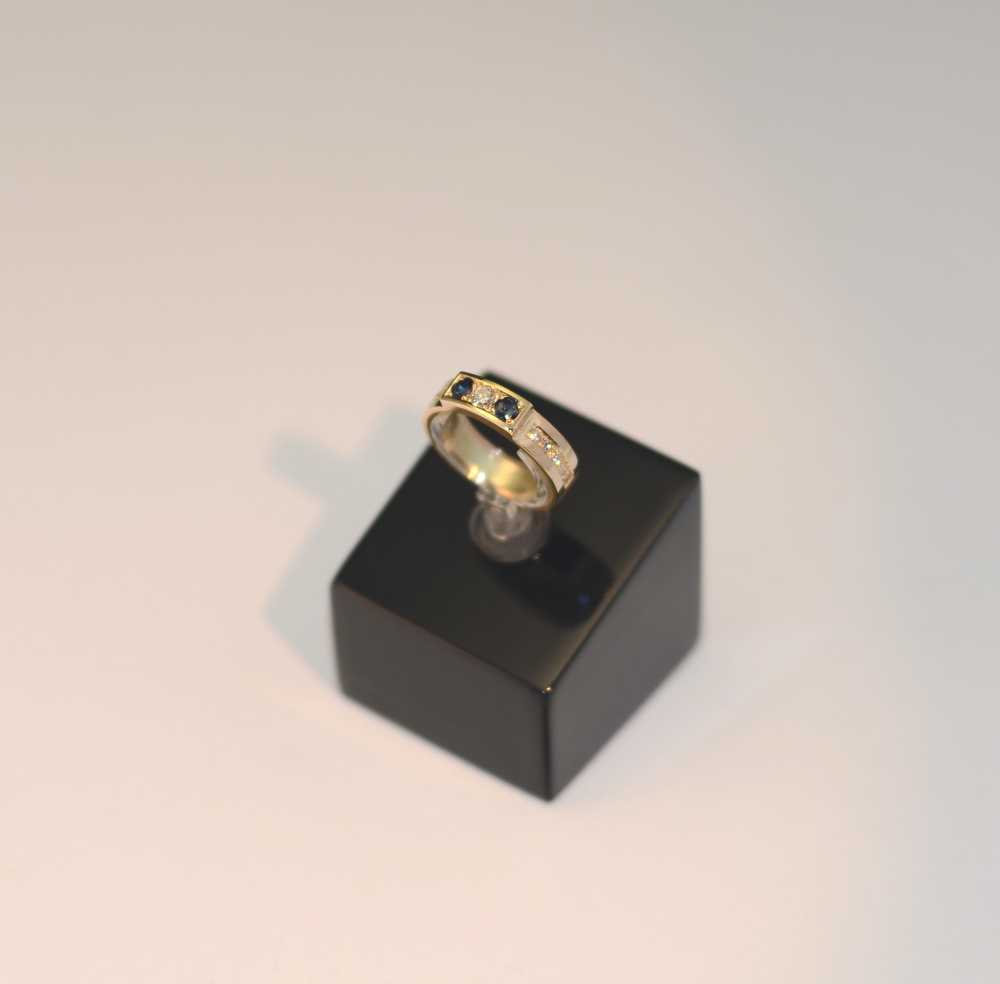 Golden diamond/sapphire ring