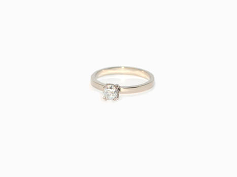 Minimalistic ring with an adura diamond