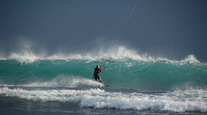 Perfect wave for kitesurfer