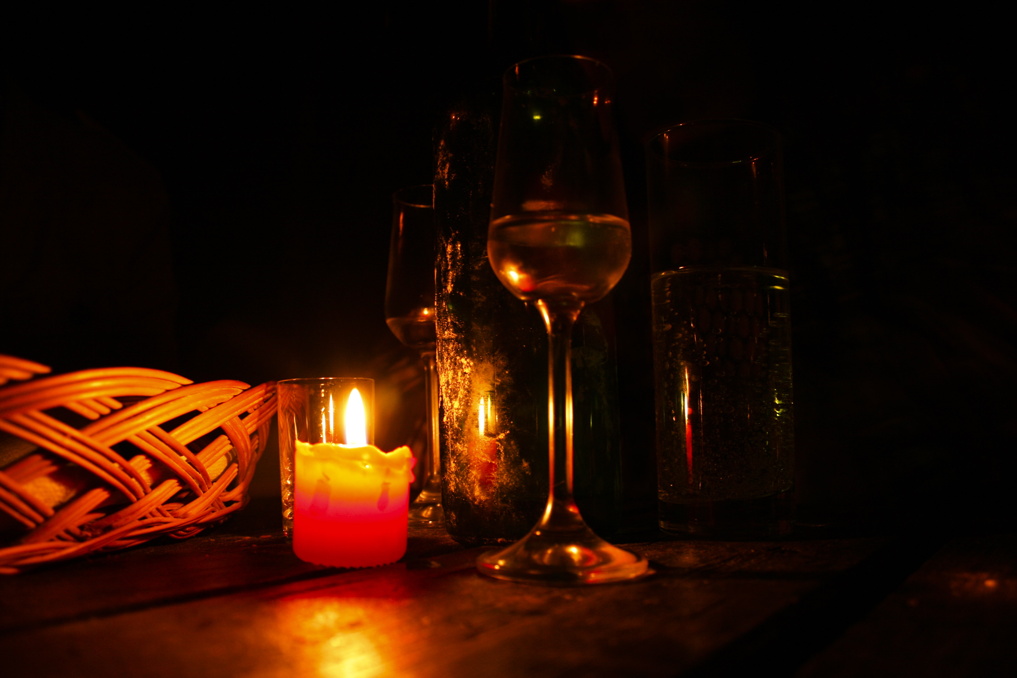 Песня на столе коньяк и свечи догорают. Свеча на столе. Вино и свечи. Свеча в ночи. Вечер свечи.