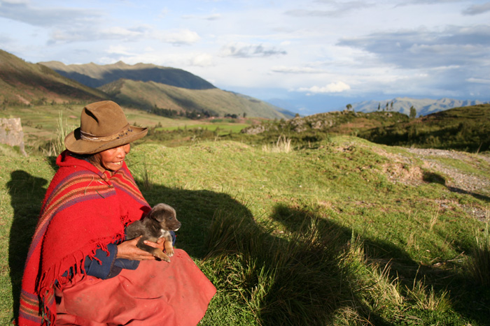 cusco woman with puppy