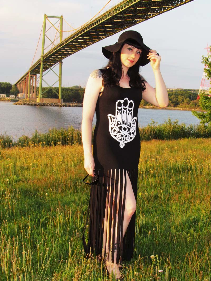 A summer stroll under the bridge