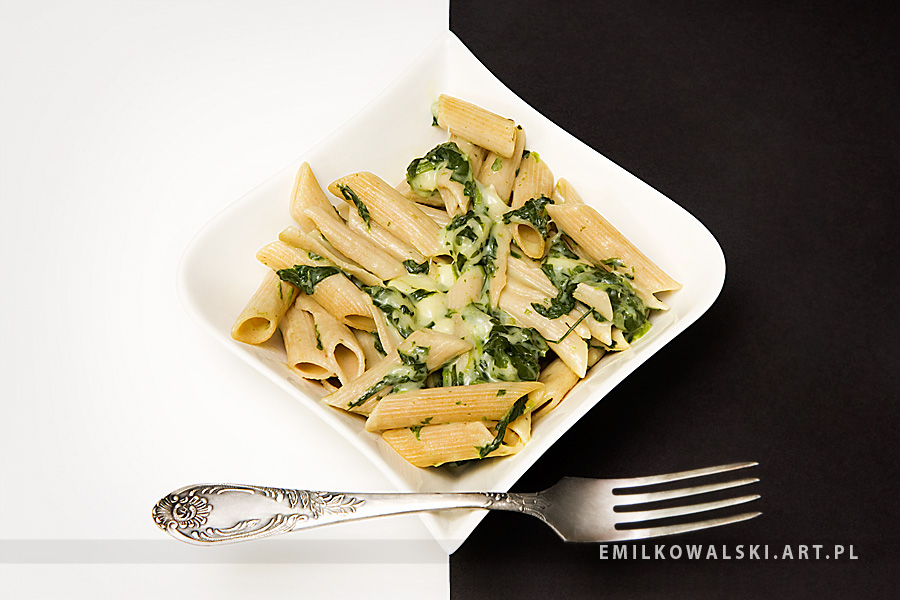 Penne with spinach in cheese sauce