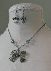 'Victoria Bow' necklace in Earl Grey colourway