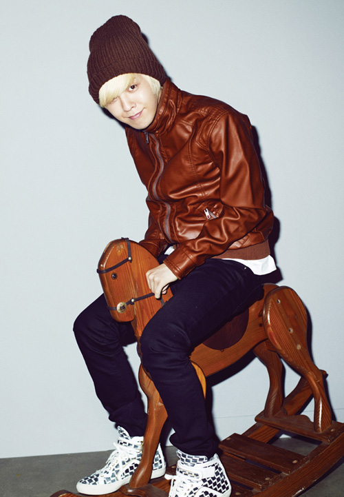 G-Dragon and horse