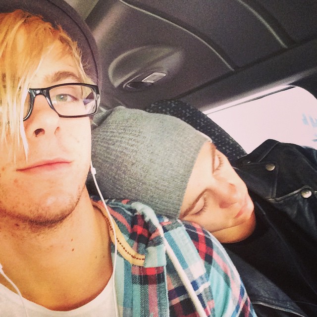 Ross-lynch-fell-asleep-on-riker-lynchs-shoulder