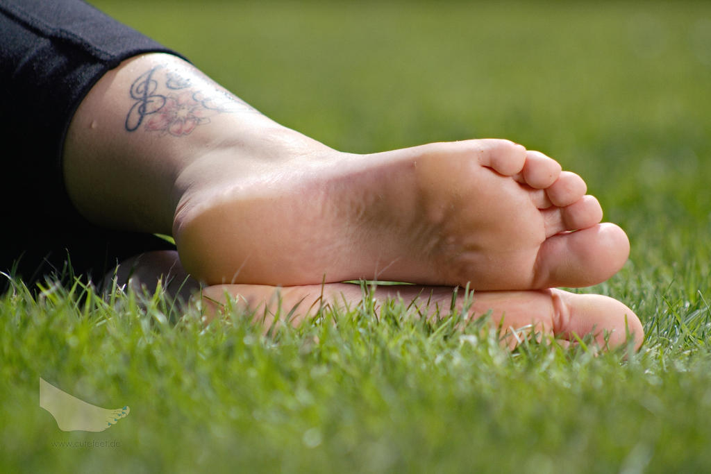 Jasmin - Relaxing Her Feet