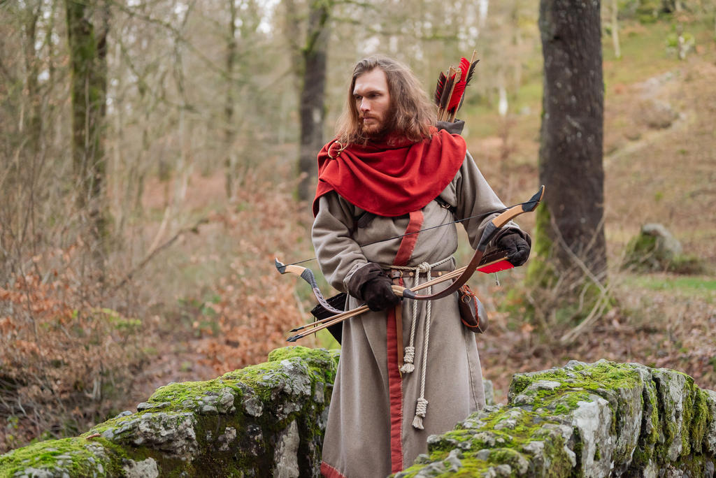 Skyrim Nord Cosplay - Red Hooded Robes Hunter