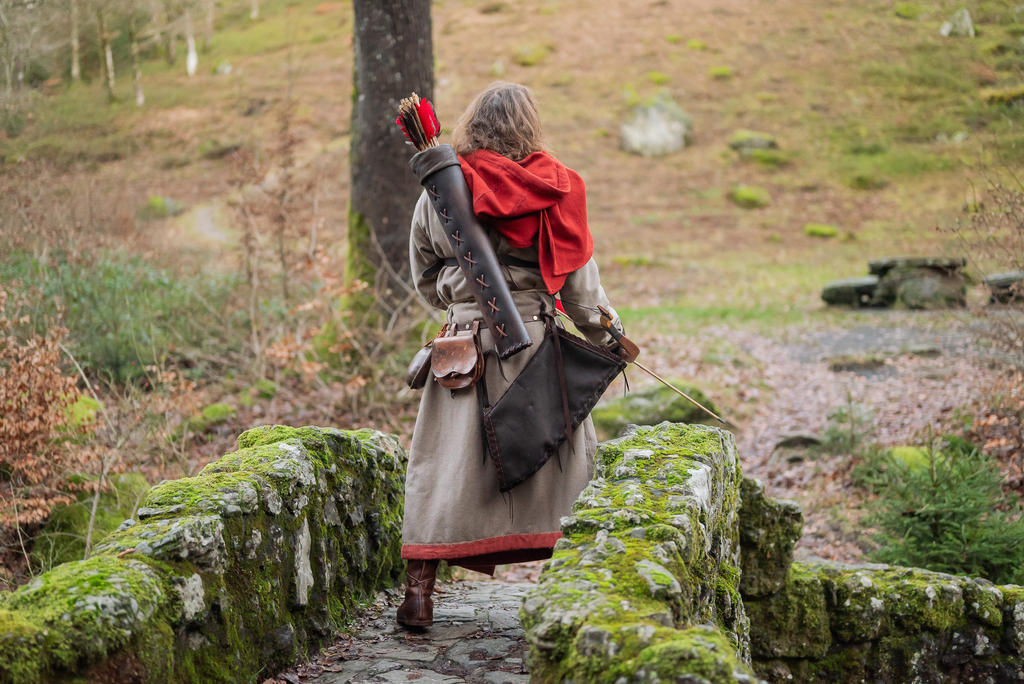 Skyrim Nord Cosplay - Red Hooded Robes Hunter