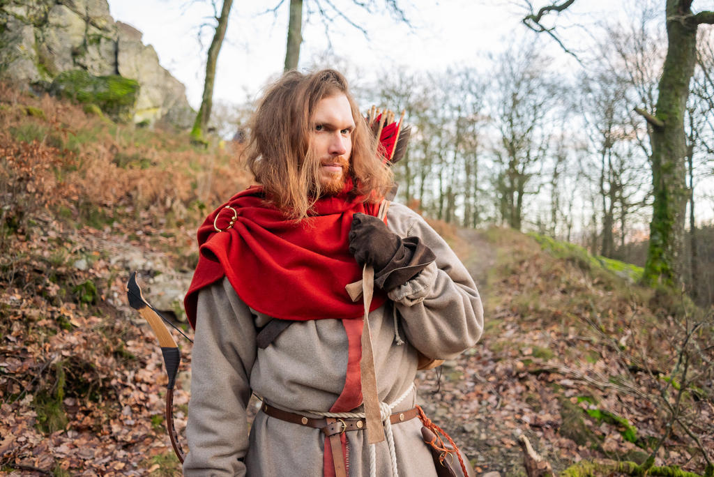 Skyrim Nord Cosplay - Red Hooded Robes Hunter