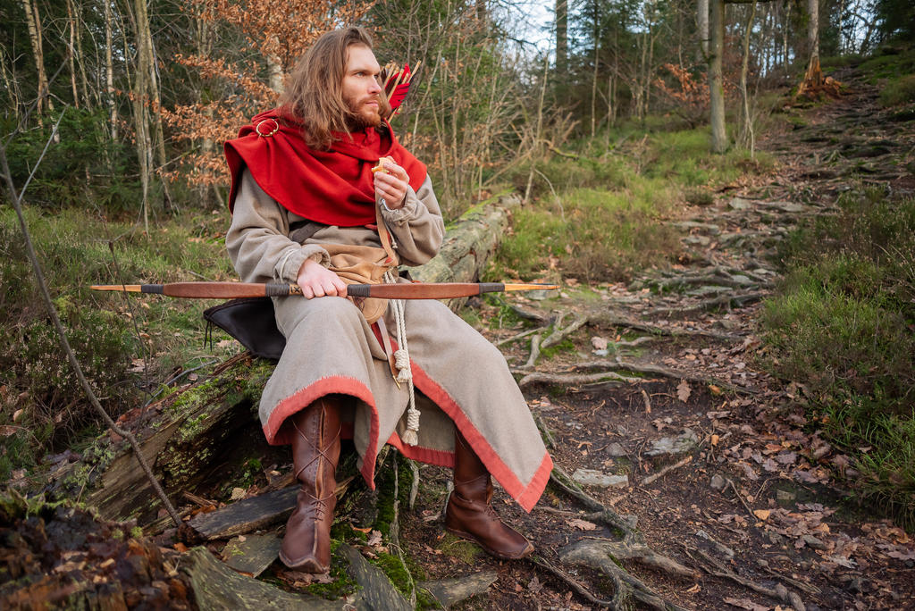 Skyrim Nord Cosplay - Red Hooded Robes Hunter