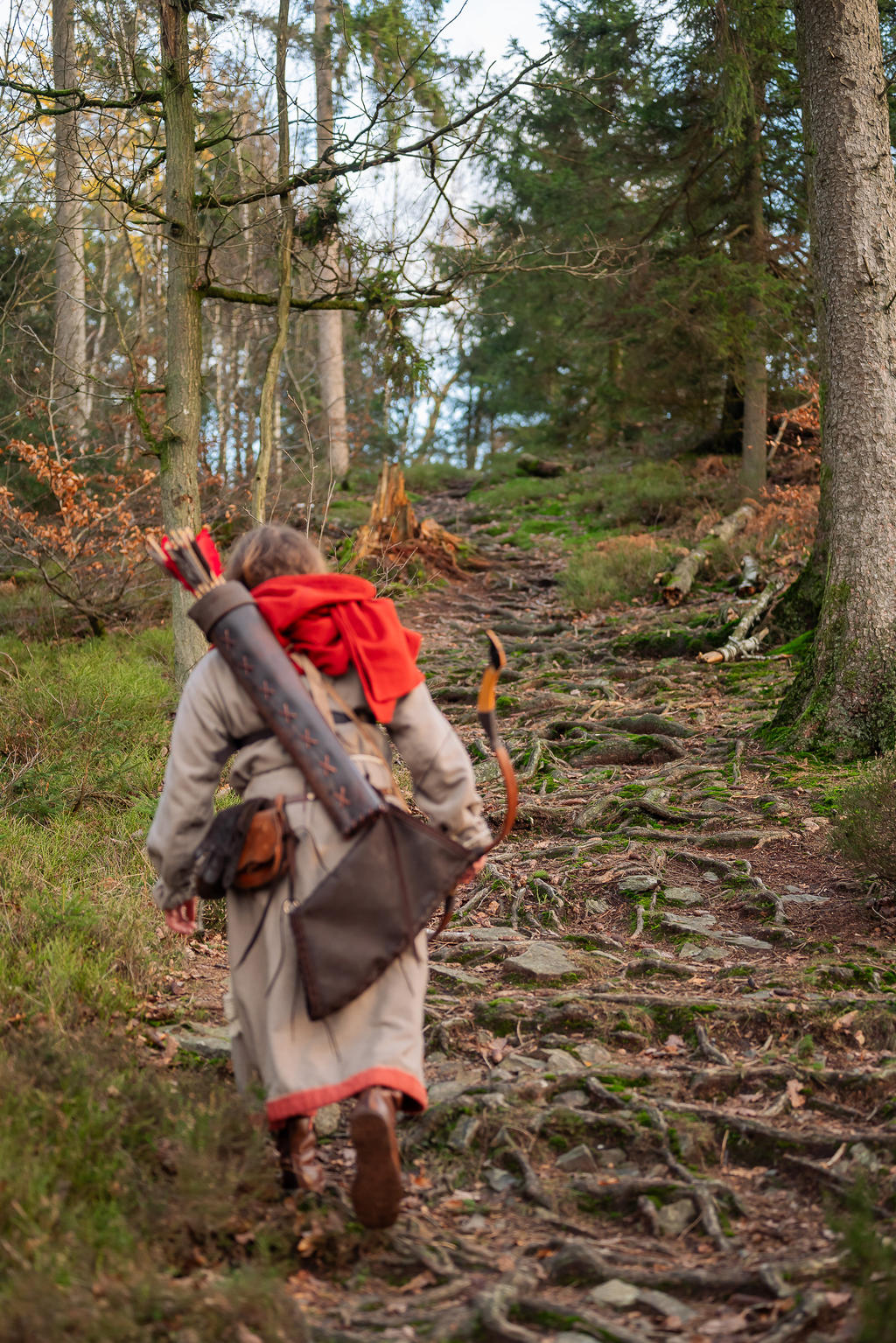 Skyrim Nord Cosplay - Red Hooded Robes Hunter