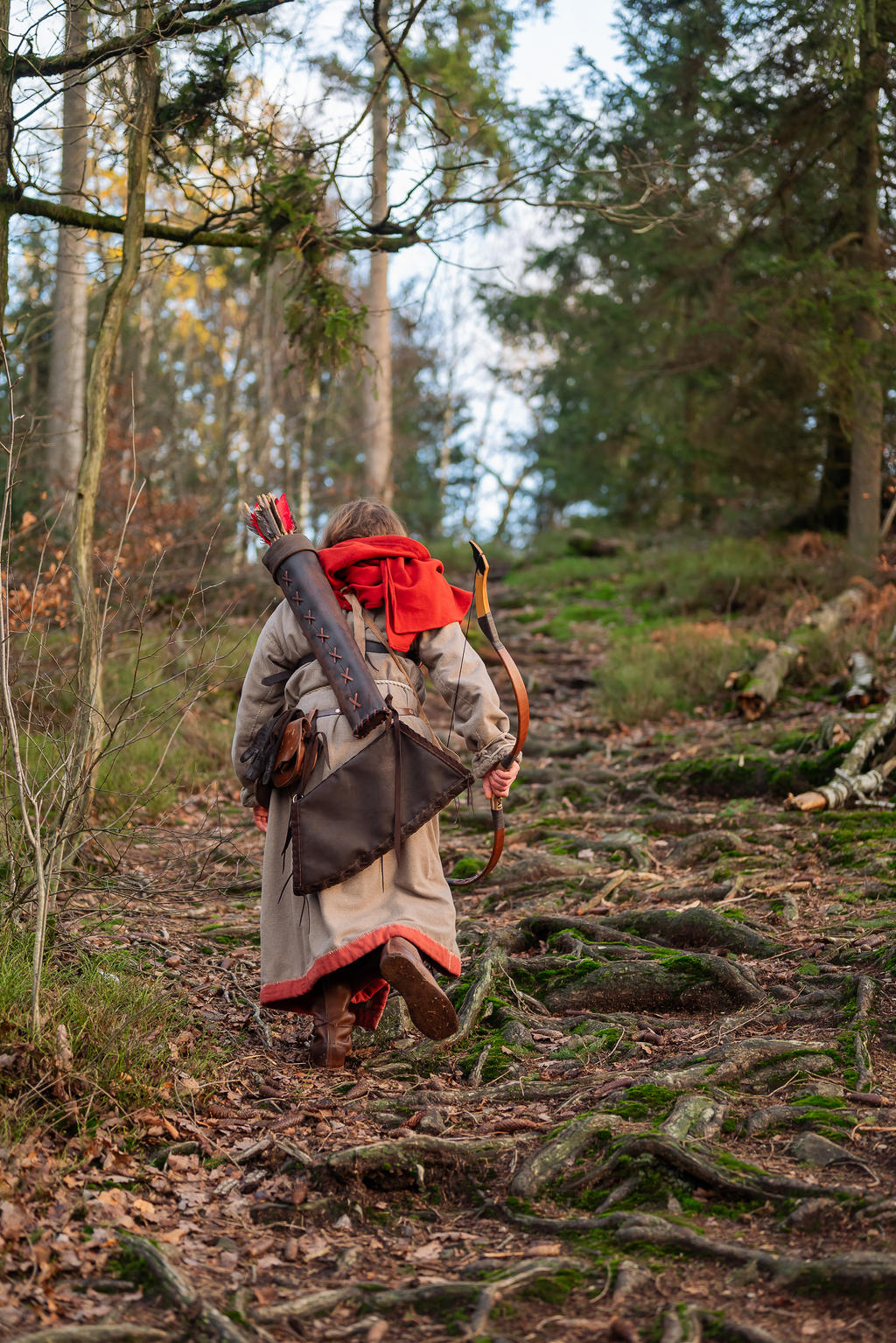 Skyrim Nord Cosplay - Red Hooded Robes Hunter