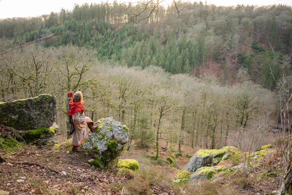 Skyrim Nord Cosplay - Red Hooded Robes Hunter