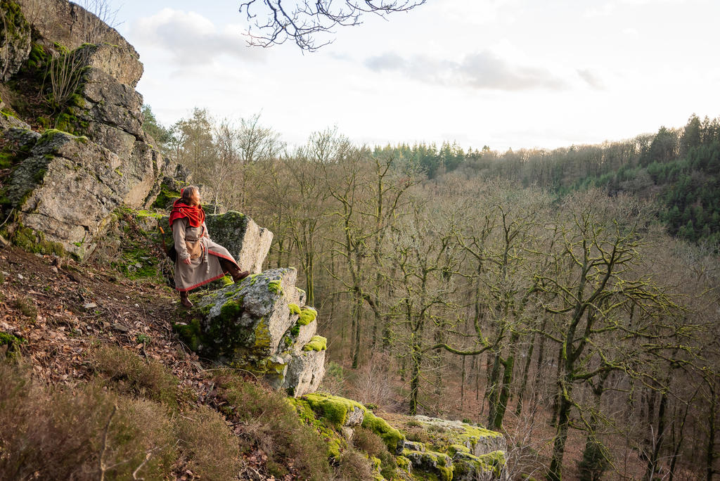 Skyrim Nord Cosplay - Red Hooded Robes Hunter
