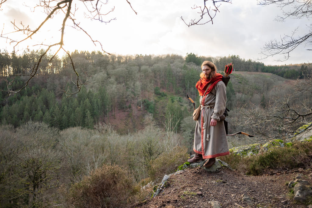Skyrim Nord Cosplay - Red Hooded Robes Hunter