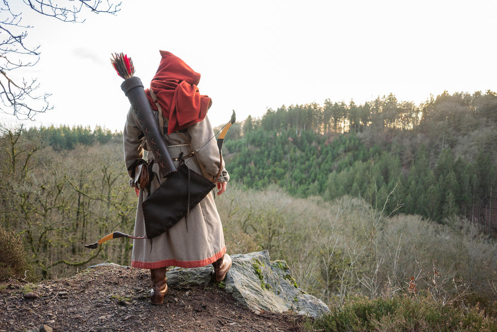 Skyrim Nord Cosplay - Red Hooded Robes Hunter