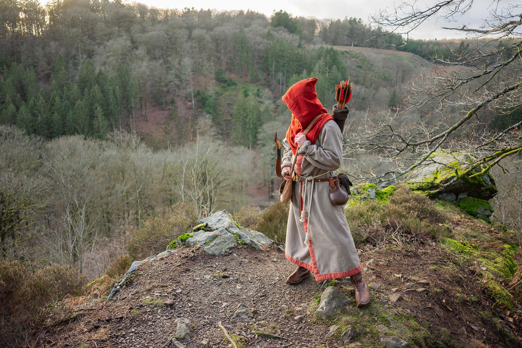 Skyrim Nord Cosplay - Red Hooded Robes Hunter
