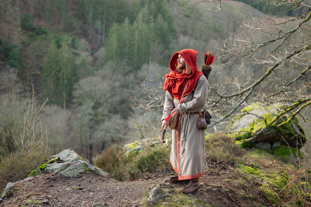 Skyrim Nord Cosplay - Red Hooded Robes Hunter
