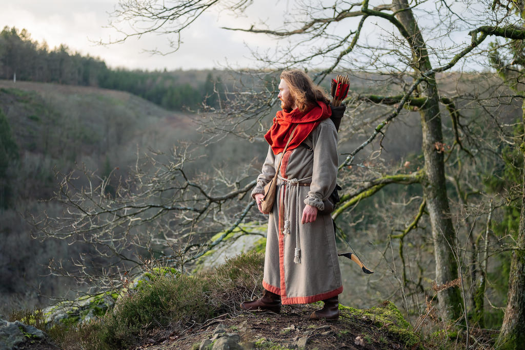Skyrim Nord Cosplay - Red Hooded Robes Hunter
