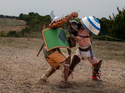 Roman Gladiator Fight - Thraex VS Hoplomachus