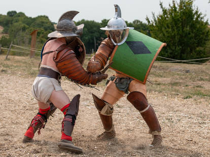 Roman Gladiator Fight - Thraex VS Hoplomachus