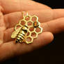 Bee pendant in gold