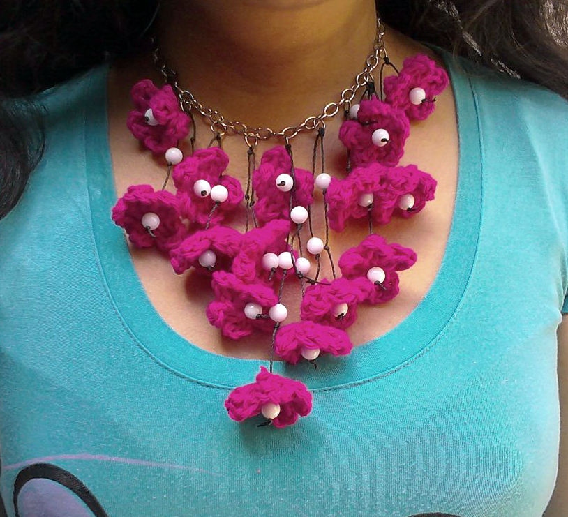 Collar de flores en crochet