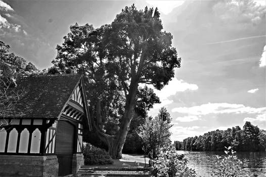 Th Boathouse Midsummer