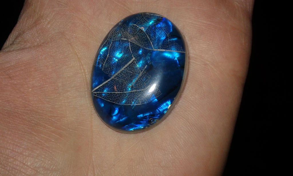 resin cabochon, blue mother of pearl, leaf