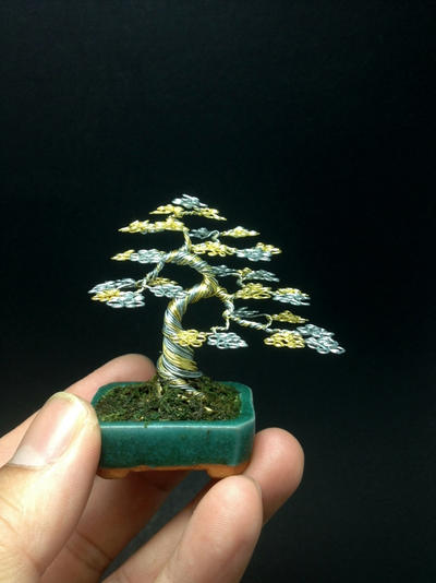 Two-tone upright wire bonsai tree by Ken To