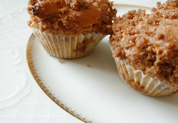 Crumbly apple muffins