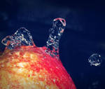 water on apple by ThErEaLDoLLyFrikka