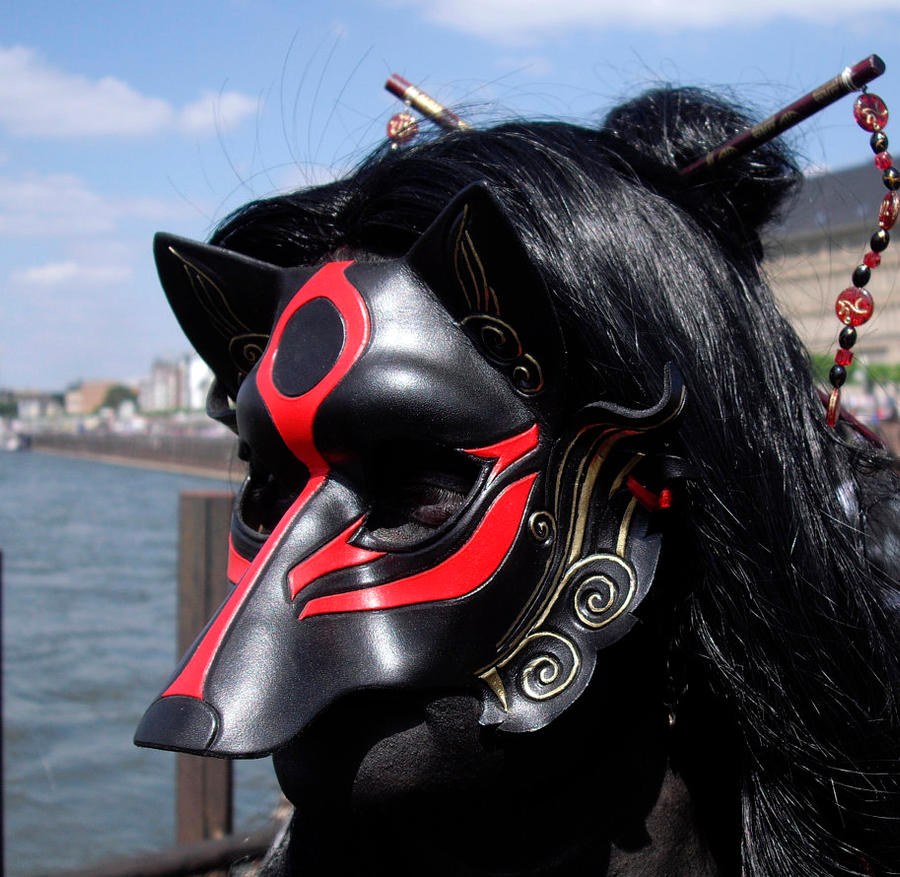 Маскк. Маска Кицунэ черная. Японские маски черные Кицунэ. Okami Mask. Маска Кицунэ волк.
