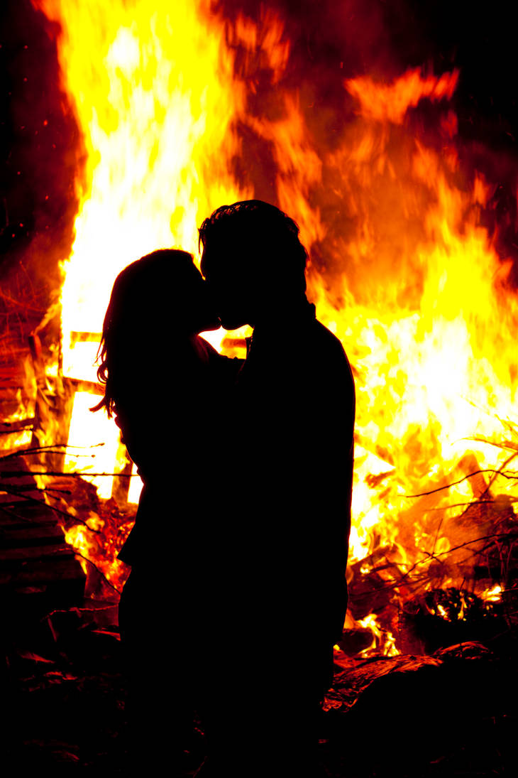 Пожары любви холидей. Огненный поцелуй. Влюбленные у огня. Мужчина и женщина в огне. Парень и девушка в огне.