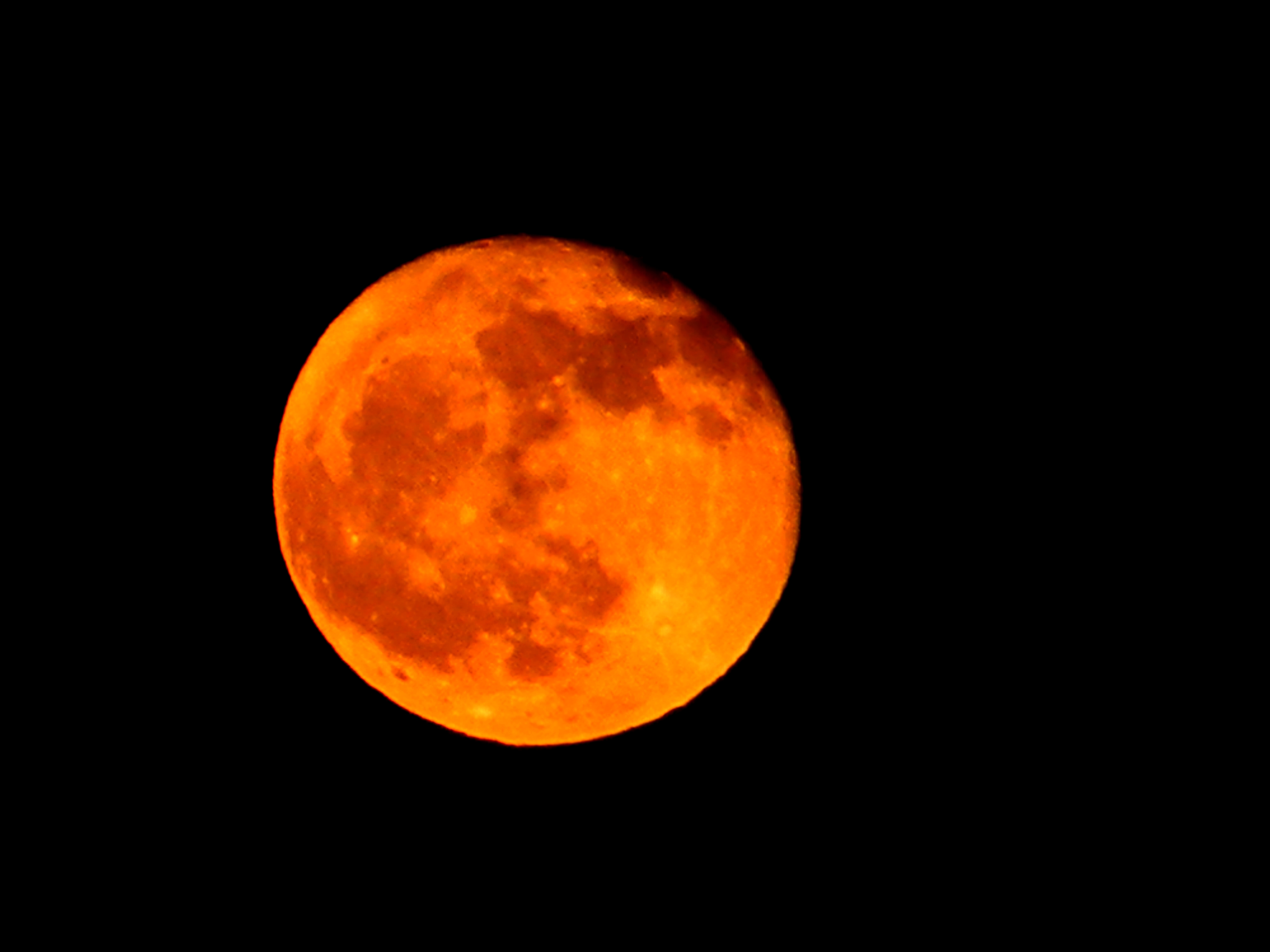 Большая оранжевая луна. Оранжевая Луна. Луна. Крупная оранжевая. Луна оранжевого цвета. Оранжевое полнолуние.