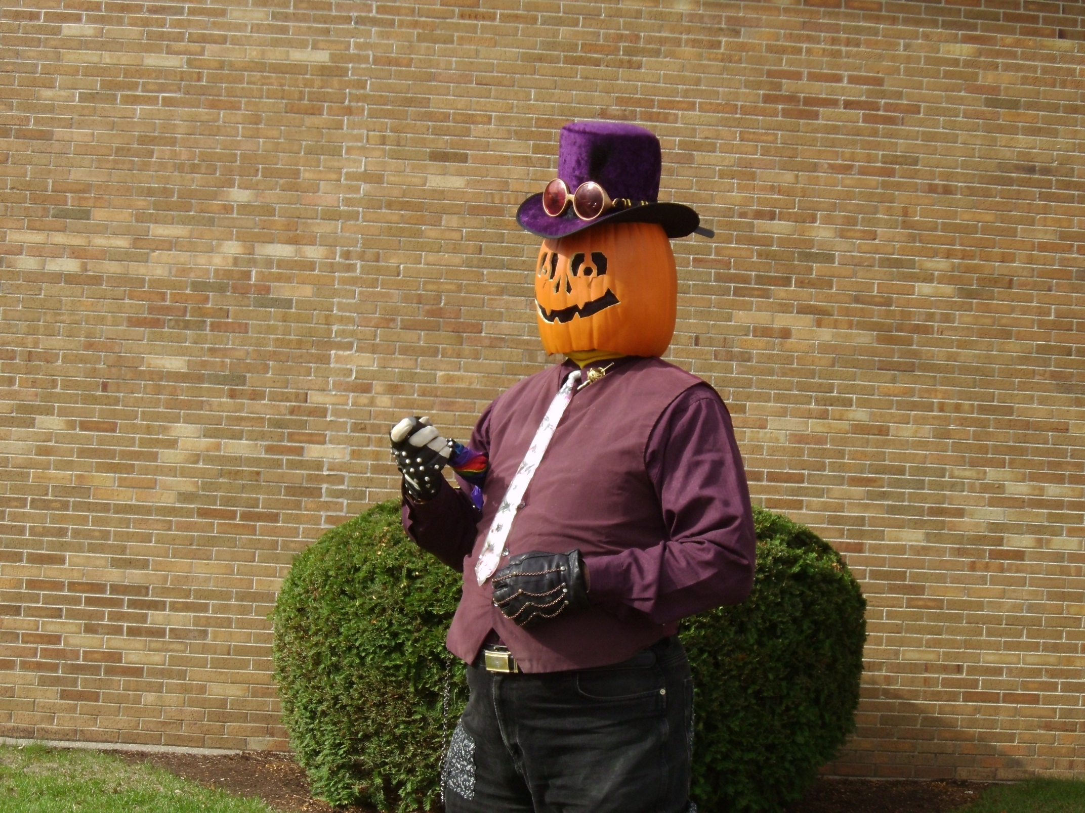 Gourdon Pumpkinhead Before the Parade 3