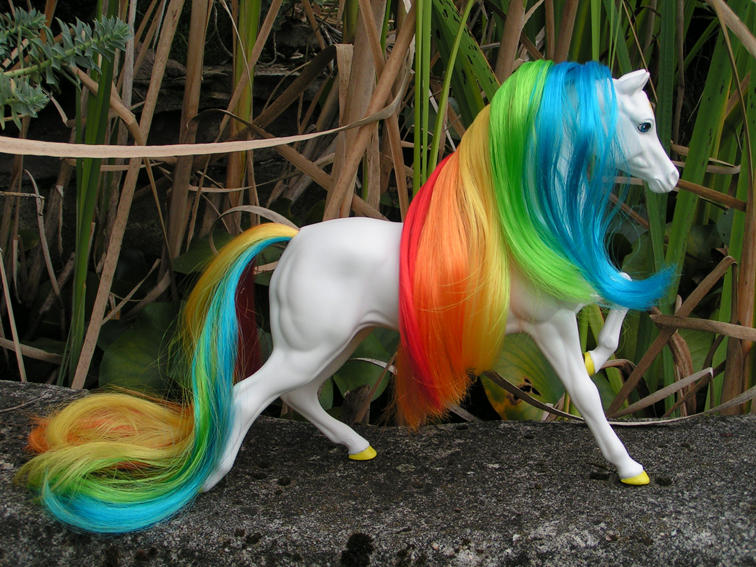Какого цвета единорог. Лошадь с радужной гривой. Лошадь с разноцветной гривой. Радужные Единороги. Красивые радужные игрушки.