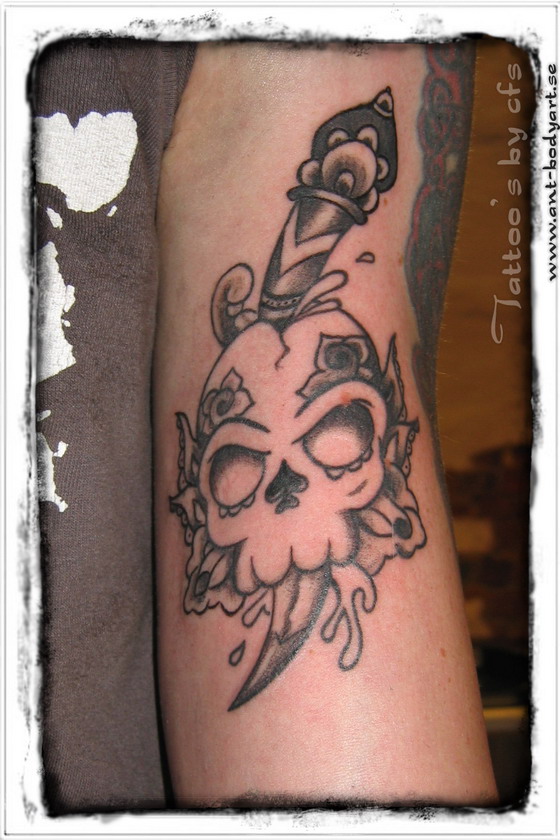 skull and dagger