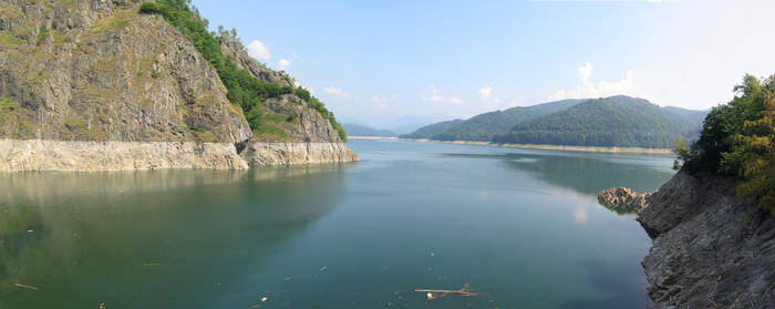 Lake Vidraru pano