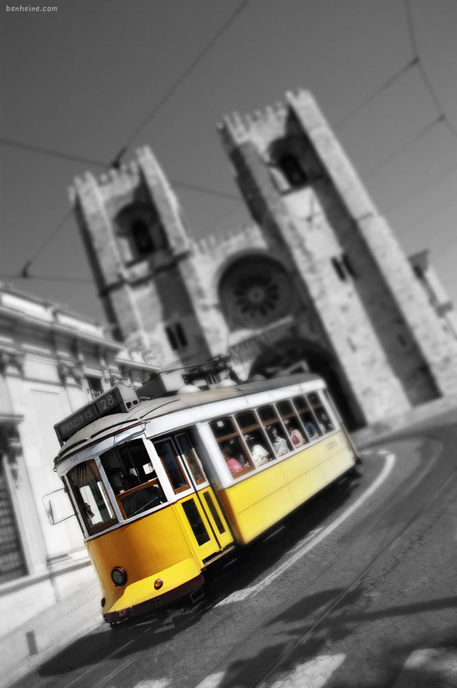 Картина черно желтая. Желтый трамвай. Чб с желтым. Желтый трамвай на сером фоне. Желтый город.