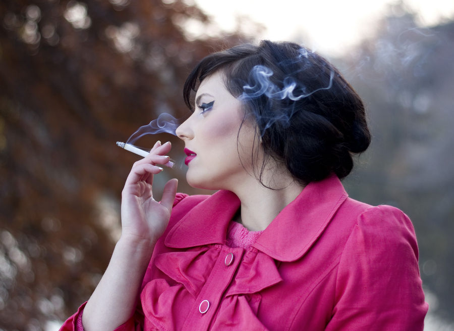 Приличная дама. Женщина курит. Курящая дама. Девушка с сигаретой.