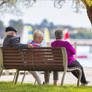 Conversation sur un banc.