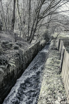 Flows the water