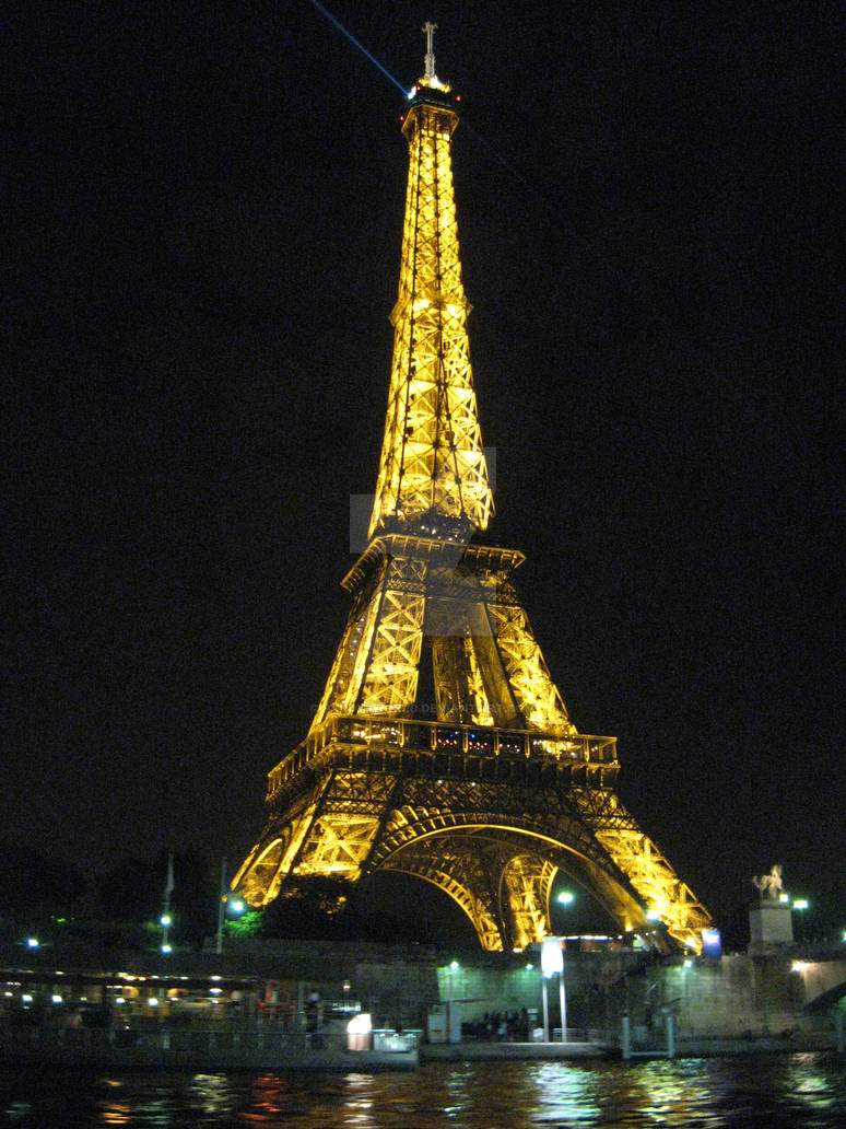 La Tour Eiffel durant la PaddysWorld on DeviantArt