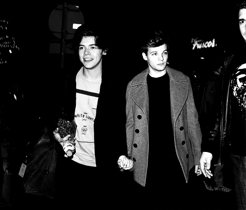 Larry Stylinson Holding Hands: Manip x