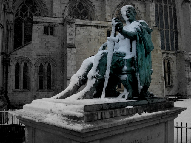 Snowy statue .