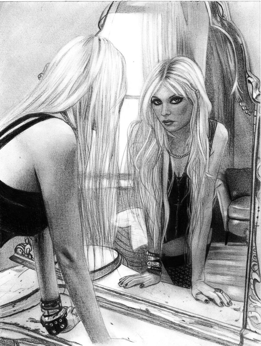 Taylor Momsen 2