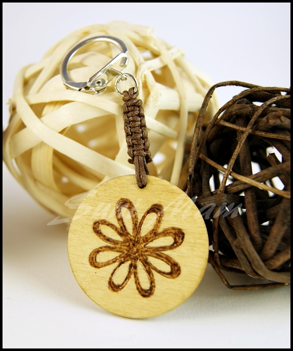 Keychain C knotted with phyrography decoration